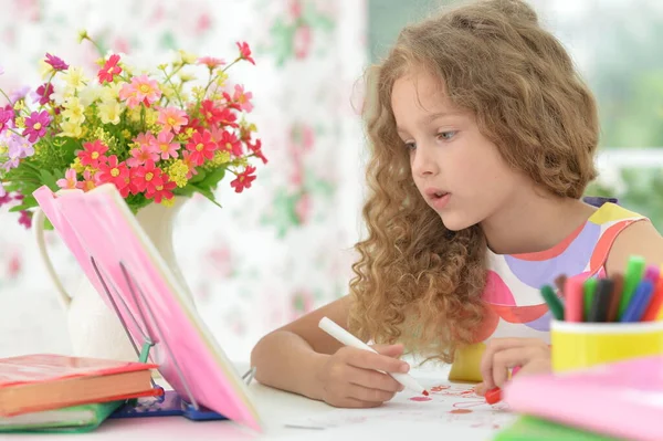 Söt Flicka Gör Hemma Arbete Vid Skrivbordet — Stockfoto