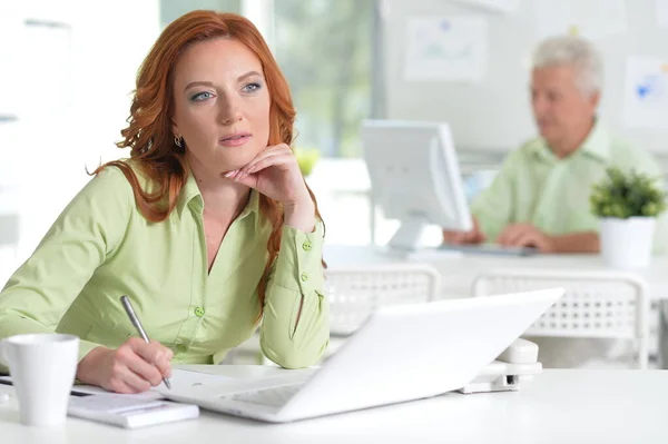 Geschäftsfrau Arbeitet Mit Laptop Schreibtisch Büro — Stockfoto