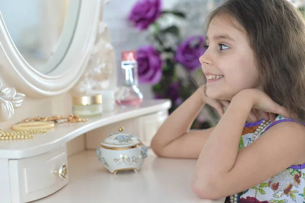 Petite Fille Mignonne Assise Coiffeuse Avec Miroir — Photo