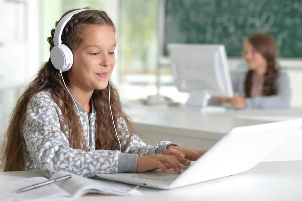 Mädchen Mit Kopfhörer Lernt Mit Laptop Klassenzimmer — Stockfoto