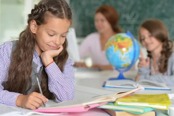 Retrato Menina Bonito Estudando Sala Aula — Fotografia de Stock