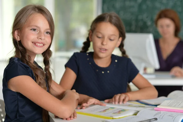 Meninas Bonitas Estudando Mesa Sala Aula — Fotografia de Stock