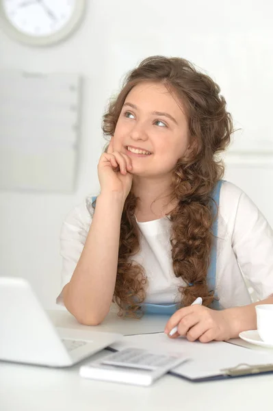 Aranyos Iskolás Lány Csinál Otthoni Munka Laptop Szobában — Stock Fotó