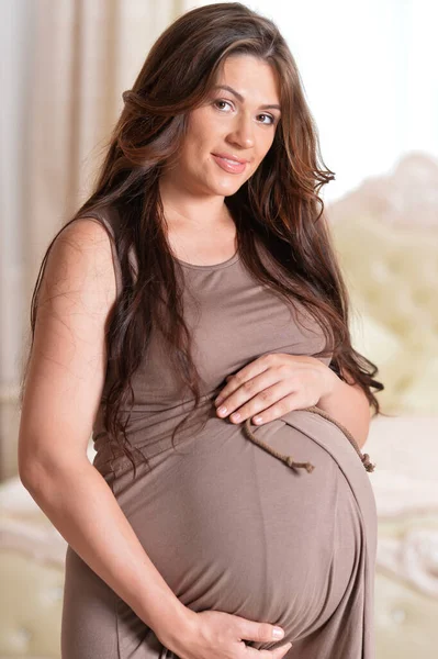 Hermosa Mujer Embarazada Posando Casa — Foto de Stock