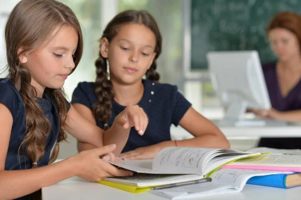 Mooie Meisjes Studeren Aan Het Bureau Klas — Stockfoto