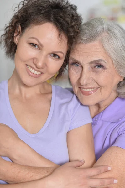 Volwassen Vrouw Omarmen Met Volwassen Dochter Thuis — Stockfoto