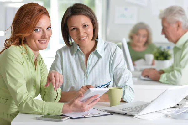 Mujeres Negocios Que Trabajan Oficina Moderna Escritorio — Foto de Stock