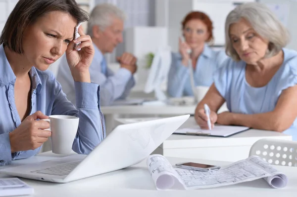 Retrato Los Empresarios Cansados Que Trabajan Oficina Luz Moderna — Foto de Stock