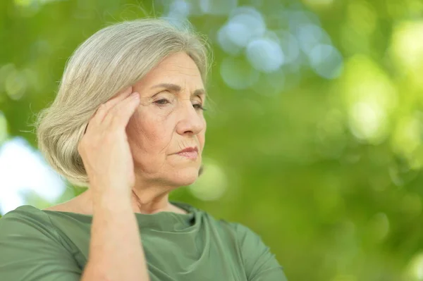 Ledsen Senior Vacker Kvinna Parken — Stockfoto