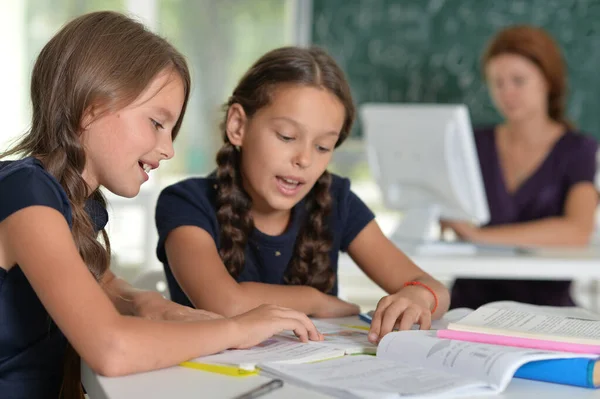 Elever Som Studerar Vid Skrivbordet Klassrummet — Stockfoto