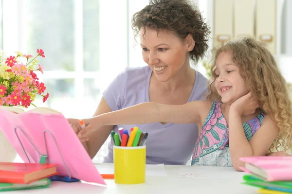 Söt Tjej Gör Hemarbete Med Mamma Vid Bordet Hemma — Stockfoto