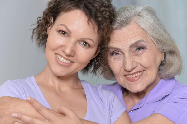 Mature Woman Embracing Adult Daughter Home — Stock Photo, Image