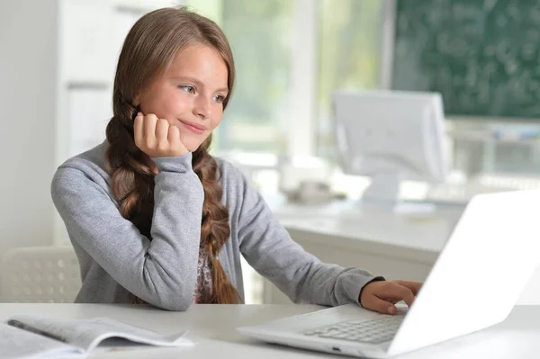 Schoolmeisje Doen Thuiswerk Met Laptop Kamer — Stockfoto