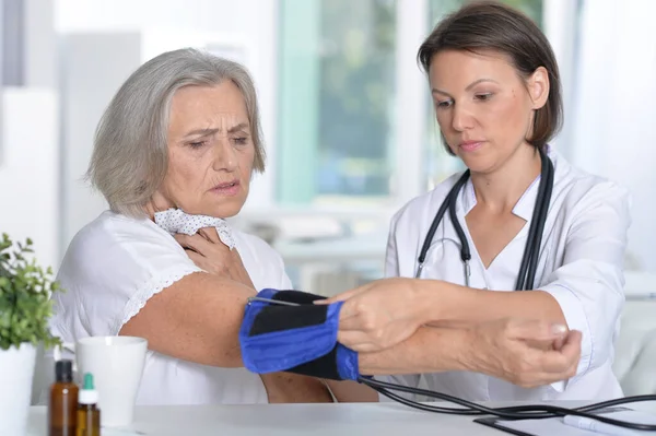 Female Doctor Measures Pressure Her Senior Patient — Stock Photo, Image