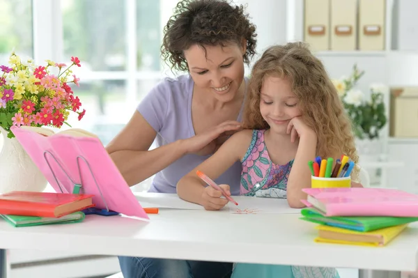 Liten Söt Flicka Gör Hemma Arbete Med Mamma Vid Bordet — Stockfoto