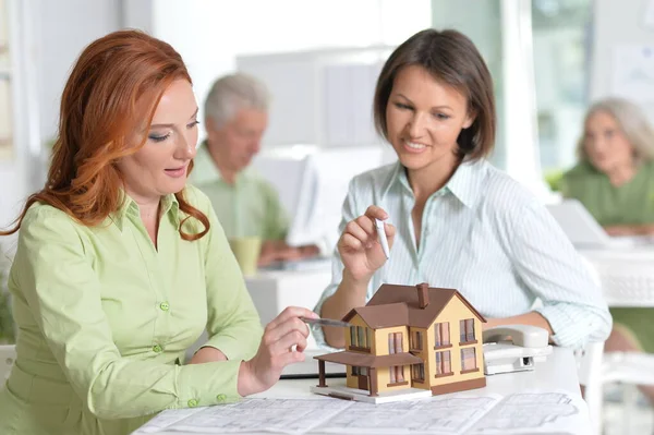 Jeunes Femmes Affaires Architectes Travaillant Dans Bureau Moderne — Photo