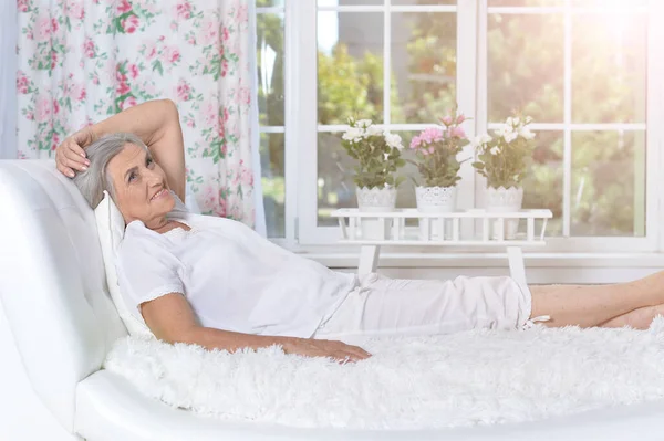 Nachdenkliche Seniorin Liegt Bett — Stockfoto