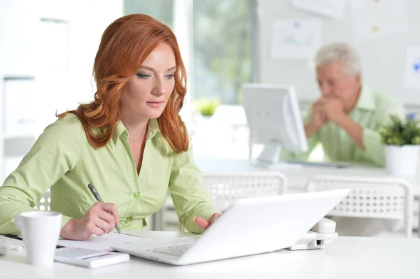 Mujer Negocios Que Trabaja Con Ordenador Portátil Escritorio Oficina — Foto de Stock