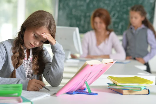 Retrato Menina Bonito Estudando Sala Aula — Fotografia de Stock