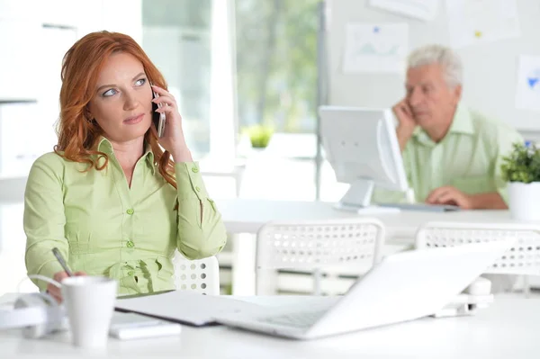 Junge Geschäftsfrau Arbeitet Mit Smartphone Schreibtisch Büro — Stockfoto