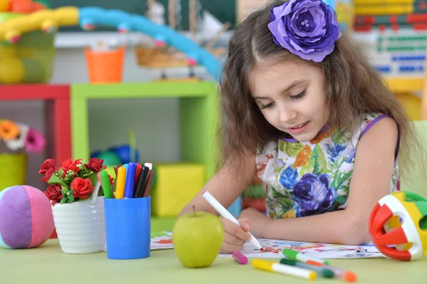 Carino Disegno Ragazza Felice Alla Scrivania Casa — Foto Stock