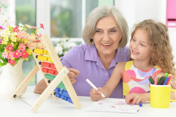 Portret Van Grootmoeder Kleindochter Tellen Met Abacus Thuis — Stockfoto