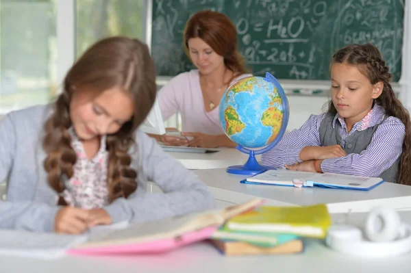 Alumnos Que Estudian Sala Clases — Foto de Stock