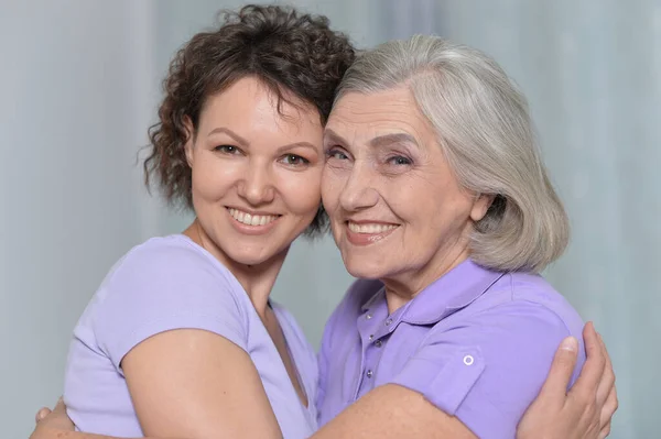 Gammal Kvinna Omfamnar Med Vuxen Dotter Hemma — Stockfoto