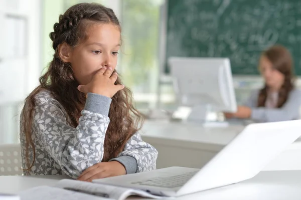 Schoolmeisje Met Laptop Klas — Stockfoto