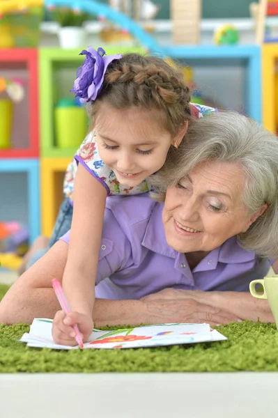 Retrato Una Linda Niña Dibujando Con Abuela —  Fotos de Stock