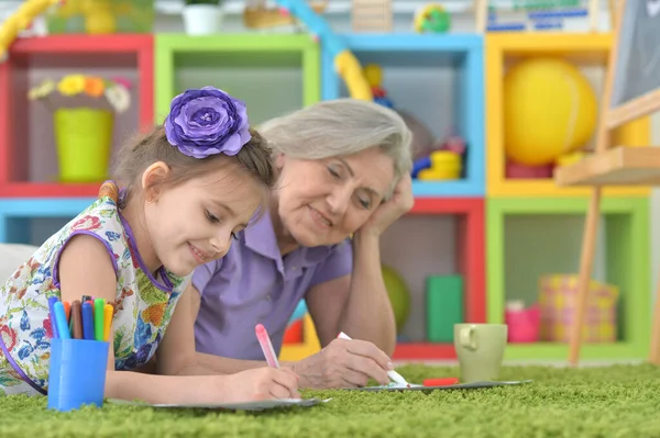 Ritratto Una Graziosa Bambina Che Disegna Con Nonna — Foto Stock