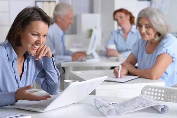 Hommes Affaires Travaillant Dans Bureau Léger Moderne — Photo