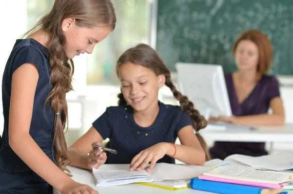 Meninas Bonitas Estudando Mesa Sala Aula — Fotografia de Stock