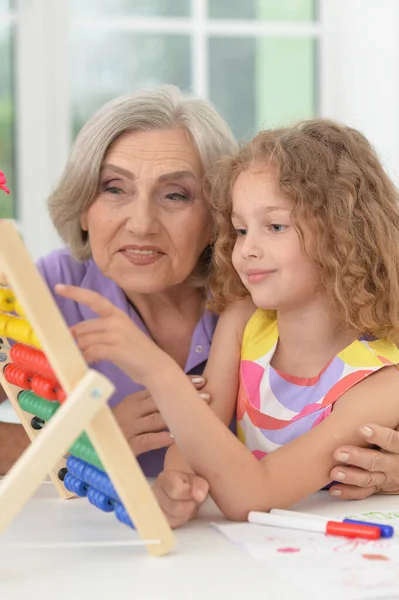 바쿠스와 할머니와 손녀의 초상화 — 스톡 사진