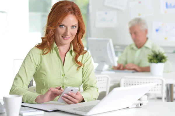 Jeune Femme Affaires Travaillant Avec Smartphone Bureau — Photo