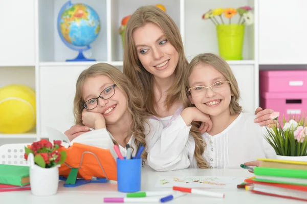 Professor Com Duas Meninas Desenhando Juntas Aula Arte — Fotografia de Stock