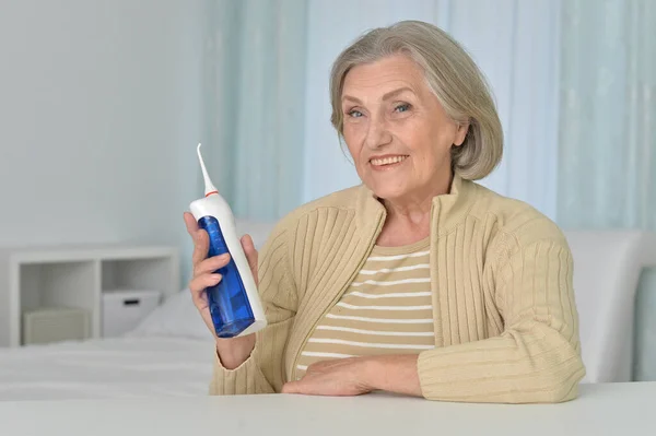 Portrait Senior Woman Cleaning Teeth — Stock Photo, Image