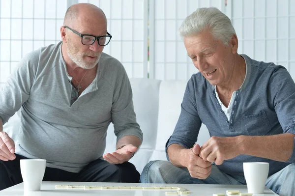 Twee Oudere Mannen Zitten Aan Tafel Spelen Domino — Stockfoto