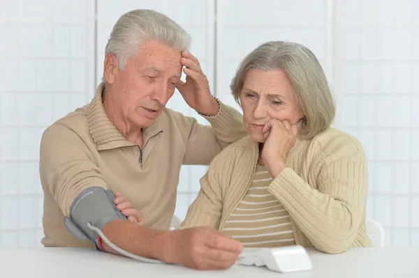 年长的夫妇一起测量血压 — 图库照片
