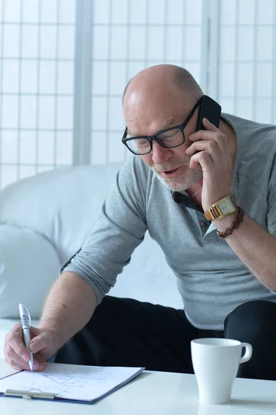 Portret Van Oudere Zakenman Met Mobiele Telefoon — Stockfoto