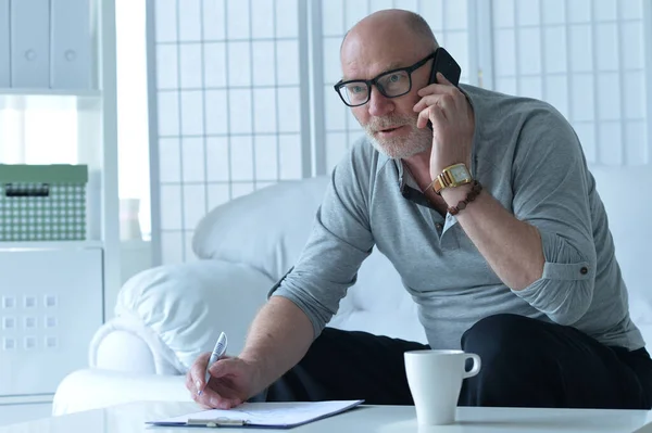 Portret Van Oudere Zakenman Met Mobiele Telefoon — Stockfoto