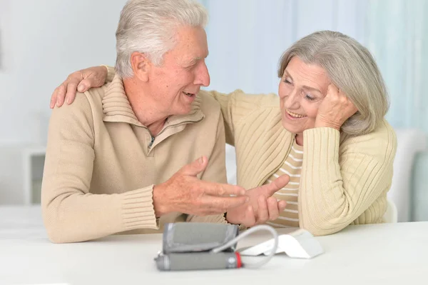 Senior Paar Samen Met Het Meten Van Bloeddruk — Stockfoto