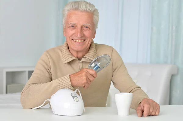 Portret Van Zieke Oudere Man Met Inhalator — Stockfoto