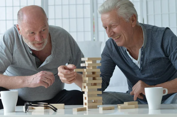 Twee Oudere Mannen Zitten Aan Tafel Spelen Met Houten Blokken — Stockfoto