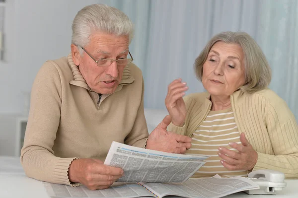 Retrato Casal Sênior Com Jornal Casa — Fotografia de Stock