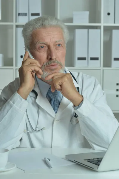 Portrait Médecin Senior Confiant Avec Stéthoscope Travaillant Bureau — Photo