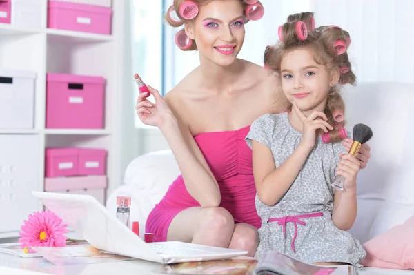 Mãe Filhinha Com Encrespadores Cabelo Aplicando Maquiagem — Fotografia de Stock