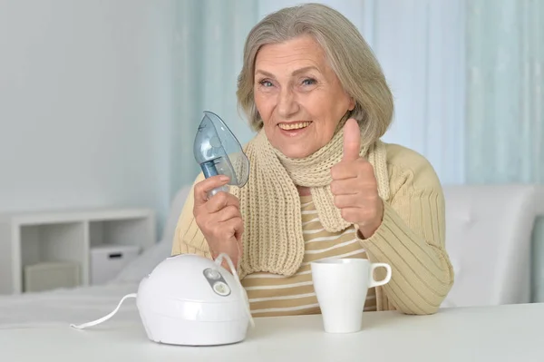 Portret Van Zieke Oudere Vrouw Met Inhalator Die Duim Omhoog — Stockfoto