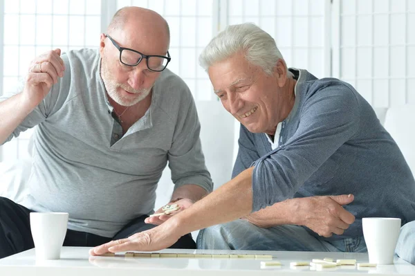 Twee Oudere Mannen Zitten Aan Tafel Spelen Domino — Stockfoto