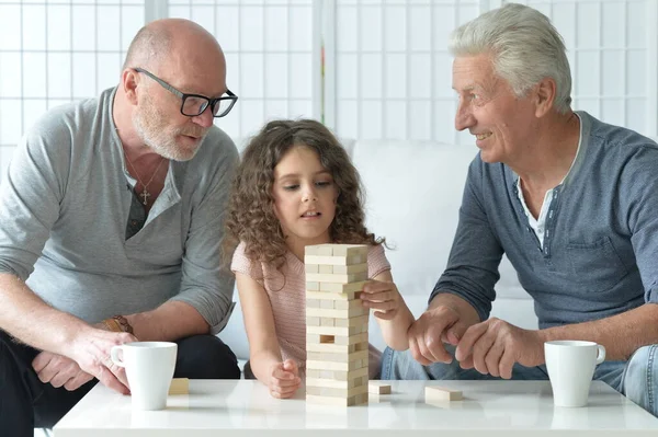 Zwei Ältere Männer Sitzen Tisch Und Spielen Mit Ihrer Enkelin — Stockfoto